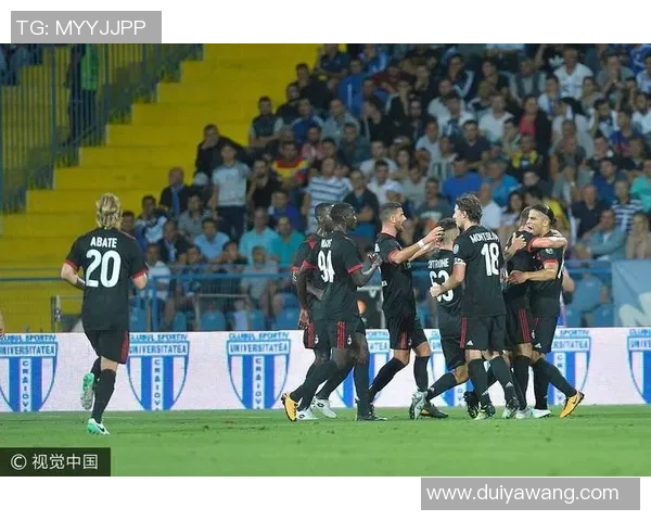 AC米兰迎战克拉约瓦全力争胜展现球队实力与风采